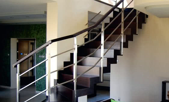 Schody gotowe - kształt, konstrukcja i materiał