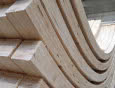Fale, elipsy i półkola na dachu. Drewno gięto-klejone w projektowaniu nietypowych brył budynków